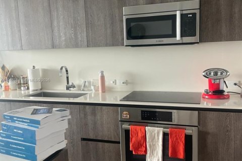 Condo in Miami, Florida, 1 bedroom  № 2028124 - photo 3