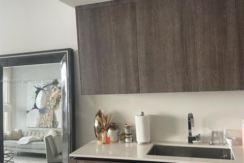 Condo in Miami, Florida, 1 bedroom  № 2028124 - photo 4