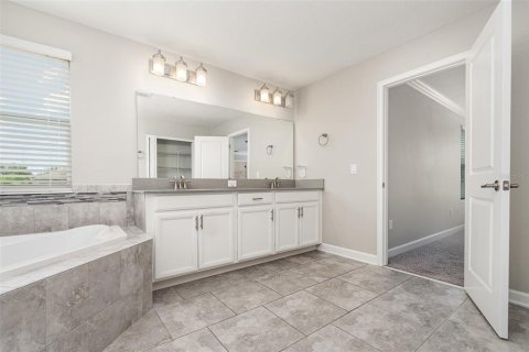 House in Winter Garden, Florida 5 bedrooms, 299.15 sq.m. № 1844721 - photo 25