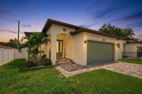 House in Tampa, Florida 3 bedrooms, 181.9 sq.m. № 2367124