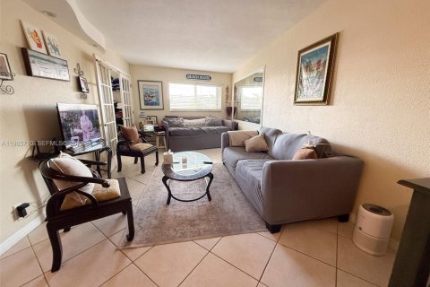 Кондоминиум с 1 спальней в Лодердейл-бай-те-Си, Флорида № 2027363