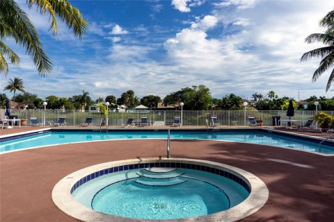 Снять в аренду кондоминиум в Окленд-Парк, Флорида 2 спальни, 116.69м2, № 2002416 - фото 17