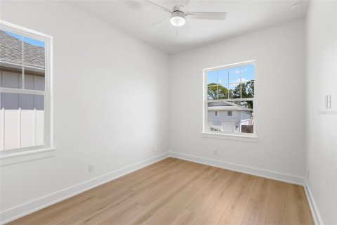 House in Saint Petersburg, Florida 4 bedrooms, 162.11 sq.m. № 2223630 - photo 29