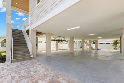 House in Saint Petersburg, Florida 4 bedrooms, 162.11 sq.m. № 2223630 - photo 5