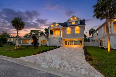 House in Saint Petersburg, Florida 4 bedrooms, 162.11 sq.m. № 2223630 - photo 2