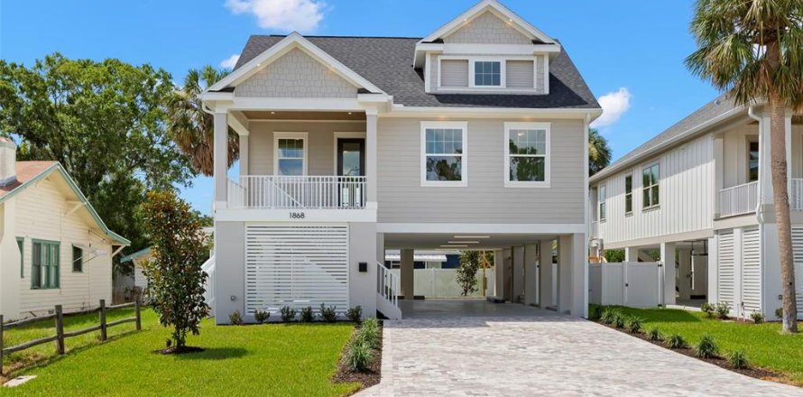 House in Saint Petersburg, Florida 4 bedrooms, 162.11 sq.m. № 2223630