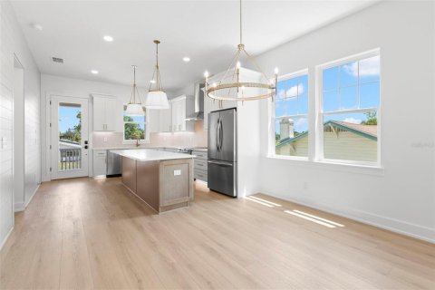 House in Saint Petersburg, Florida 4 bedrooms, 162.11 sq.m. № 2223630 - photo 14