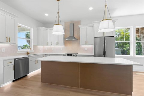 House in Saint Petersburg, Florida 4 bedrooms, 162.11 sq.m. № 2223630 - photo 8
