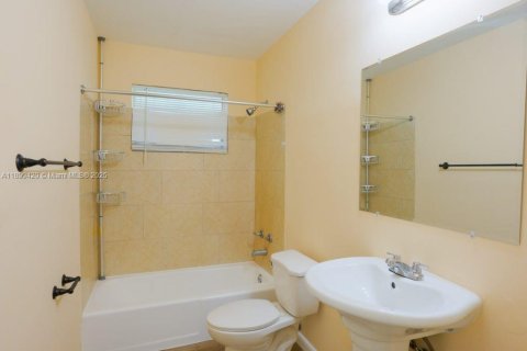 House in Miami Gardens, Florida 3 bedrooms, 119.29 sq.m. № 1952469 - photo 7