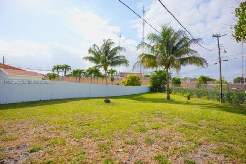 House in Miami Gardens, Florida 3 bedrooms, 119.29 sq.m. № 1952469 - photo 18
