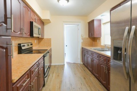 House in Miami Gardens, Florida 3 bedrooms, 119.29 sq.m. № 1952469 - photo 12