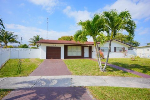 House in Miami Gardens, Florida 3 bedrooms, 119.29 sq.m. № 1952469 - photo 2
