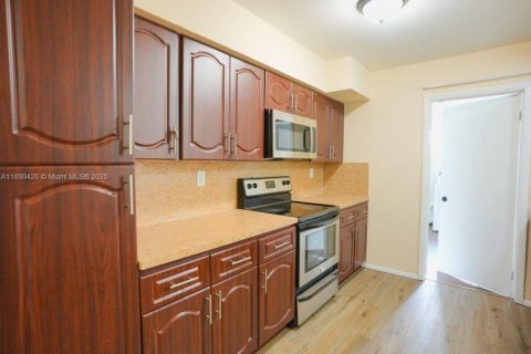 House in Miami Gardens, Florida 3 bedrooms, 119.29 sq.m. № 1952469 - photo 13
