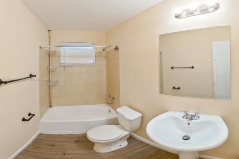 House in Miami Gardens, Florida 3 bedrooms, 119.29 sq.m. № 1952469 - photo 17