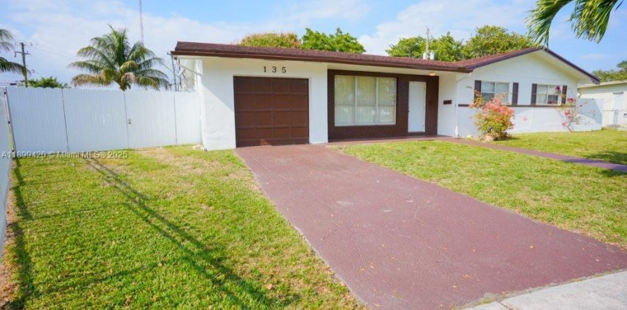House in Miami Gardens, Florida 3 bedrooms, 119.29 sq.m. № 1952469