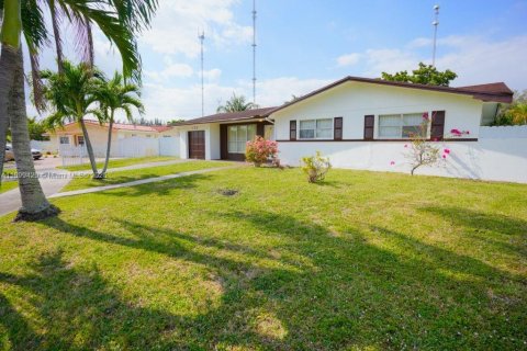 House in Miami Gardens, Florida 3 bedrooms, 119.29 sq.m. № 1952469 - photo 3