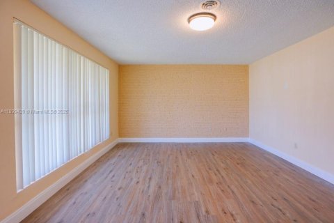 House in Miami Gardens, Florida 3 bedrooms, 119.29 sq.m. № 1952469 - photo 16