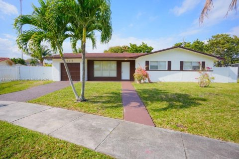 House in Miami Gardens, Florida 3 bedrooms, 119.29 sq.m. № 1952469 - photo 10