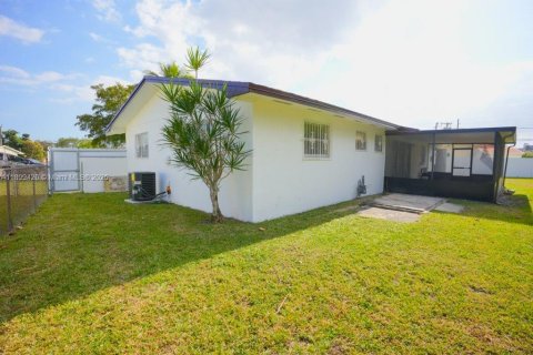 House in Miami Gardens, Florida 3 bedrooms, 119.29 sq.m. № 1952469 - photo 9
