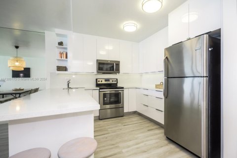 Condominio en alquiler en Miami Beach, Florida, 1 dormitorio, 86.4 m2 № 1938389 - foto 3