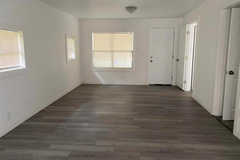 House in St. Lucie, Florida 6 bedrooms, 142.7 sq.m. № 2245607 - photo 12