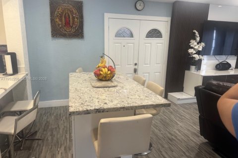 Casa en venta en Miami Gardens, Florida, 6 dormitorios, 183.67 m2 № 2054379 - foto 12