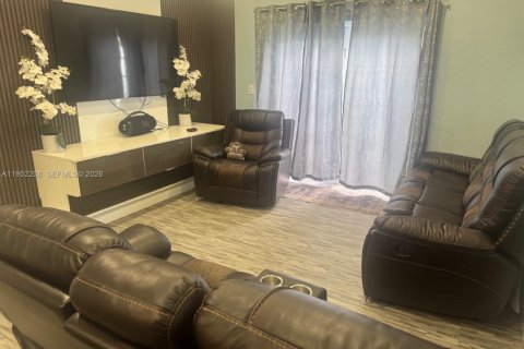 Casa en venta en Miami Gardens, Florida, 6 dormitorios, 183.67 m2 № 2054379 - foto 11