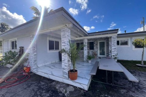 Casa en venta en Miami Gardens, Florida, 6 dormitorios, 183.67 m2 № 2054379 - foto 6