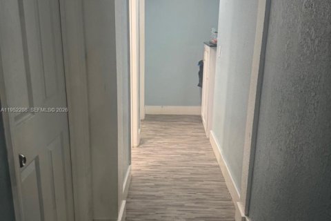 Casa en venta en Miami Gardens, Florida, 6 dormitorios, 183.67 m2 № 2054379 - foto 24