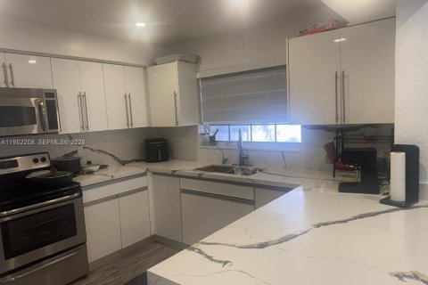 Casa en venta en Miami Gardens, Florida, 6 dormitorios, 183.67 m2 № 2054379 - foto 16