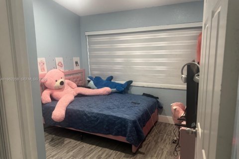 Casa en venta en Miami Gardens, Florida, 6 dormitorios, 183.67 m2 № 2054379 - foto 25