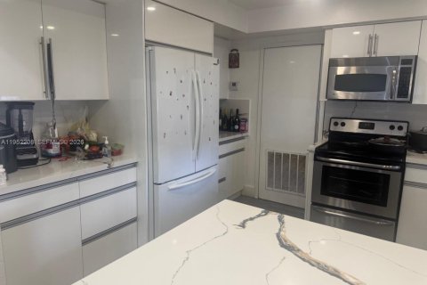 Casa en venta en Miami Gardens, Florida, 6 dormitorios, 183.67 m2 № 2054379 - foto 17