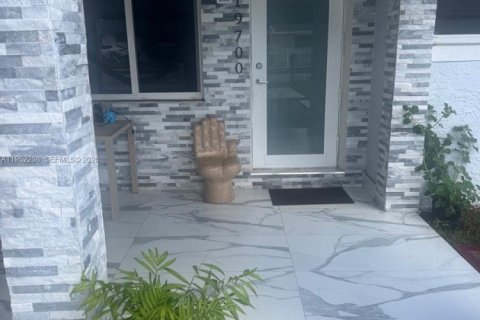 Casa en venta en Miami Gardens, Florida, 6 dormitorios, 183.67 m2 № 2054379 - foto 9