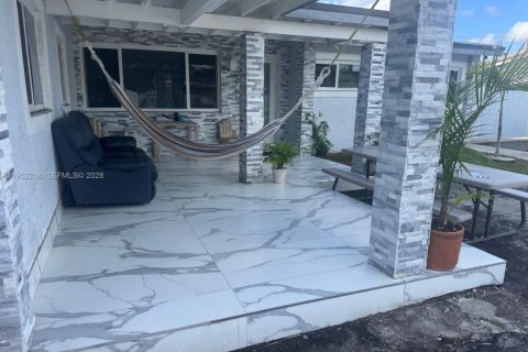 Casa en venta en Miami Gardens, Florida, 6 dormitorios, 183.67 m2 № 2054379 - foto 8