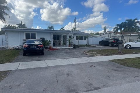 Casa en venta en Miami Gardens, Florida, 6 dormitorios, 183.67 m2 № 2054379 - foto 3