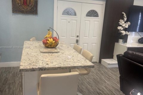 Casa en venta en Miami Gardens, Florida, 6 dormitorios, 183.67 m2 № 2054379 - foto 13