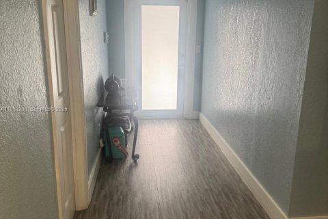 Casa en venta en Miami Gardens, Florida, 6 dormitorios, 183.67 m2 № 2054379 - foto 18