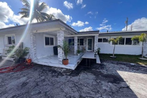 Casa en venta en Miami Gardens, Florida, 6 dormitorios, 183.67 m2 № 2054379 - foto 5