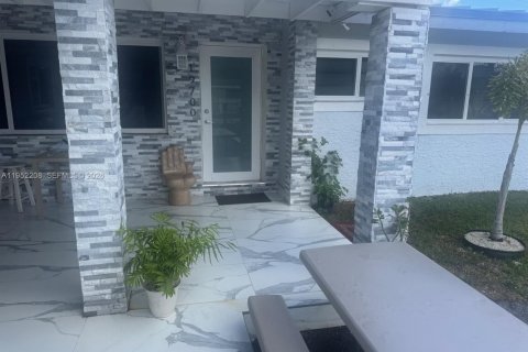 Casa en venta en Miami Gardens, Florida, 6 dormitorios, 183.67 m2 № 2054379 - foto 10