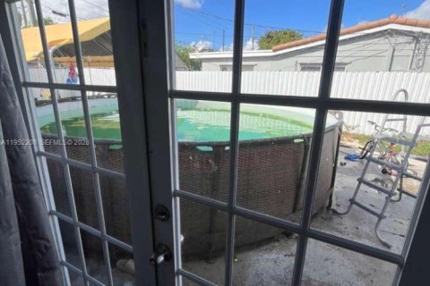 Casa en venta en Miami Gardens, Florida, 6 dormitorios, 183.67 m2 № 2054379 - foto 28