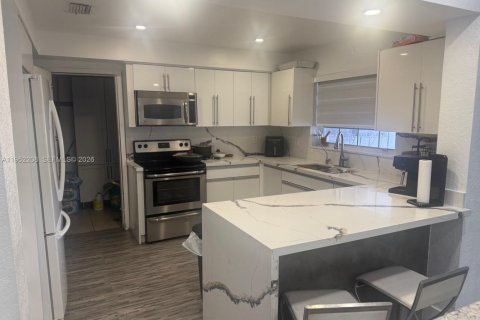 Casa en venta en Miami Gardens, Florida, 6 dormitorios, 183.67 m2 № 2054379 - foto 15