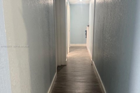 Casa en venta en Miami Gardens, Florida, 6 dormitorios, 183.67 m2 № 2054379 - foto 19