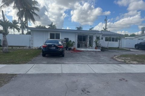 Casa en venta en Miami Gardens, Florida, 6 dormitorios, 183.67 m2 № 2054379 - foto 2