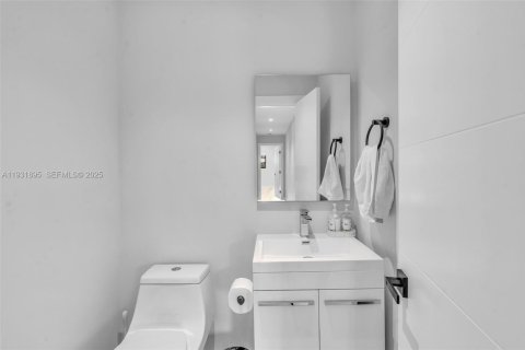 Купить виллу или дом в Халландейл-Бич, Флорида 3 спальни, 231.51м2, № 1990844 - фото 26