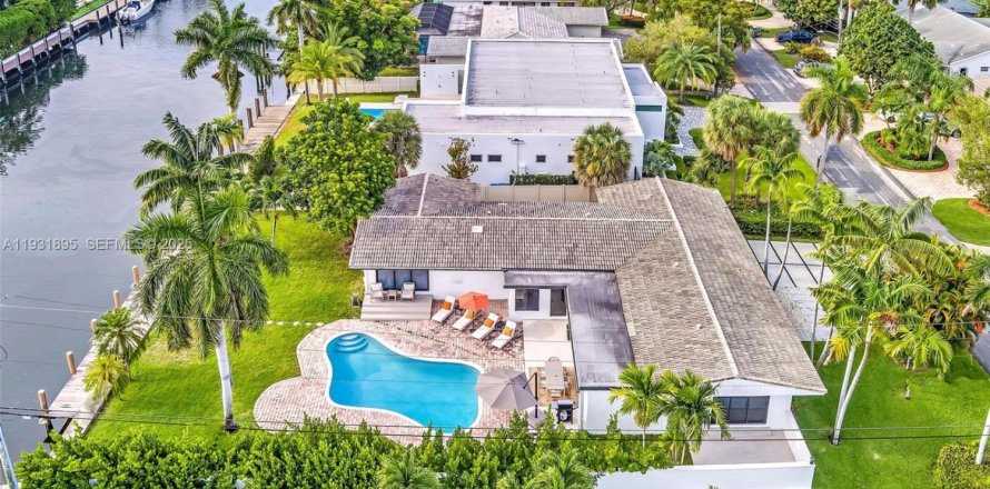 Дом в Халландейл-Бич, Флорида 3 спальни, 231.51м2 № 1990844