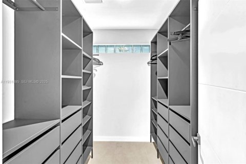 Купить виллу или дом в Халландейл-Бич, Флорида 3 спальни, 231.51м2, № 1990844 - фото 25