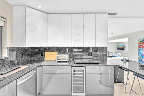 Купить виллу или дом в Халландейл-Бич, Флорида 3 спальни, 231.51м2, № 1990844 - фото 11