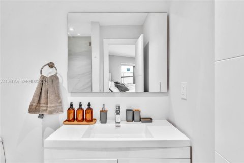 Купить виллу или дом в Халландейл-Бич, Флорида 3 спальни, 231.51м2, № 1990844 - фото 28