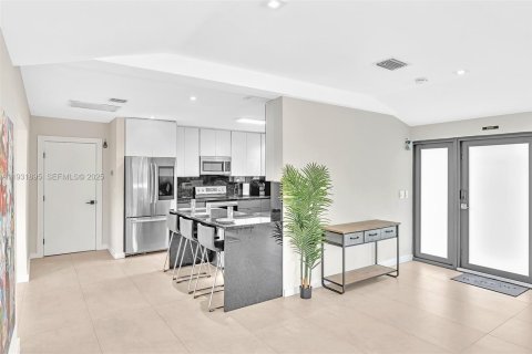 Купить виллу или дом в Халландейл-Бич, Флорида 3 спальни, 231.51м2, № 1990844 - фото 9