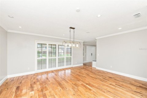 House in Brandon, Florida 4 bedrooms, 235.51 sq.m. № 2330335 - photo 4